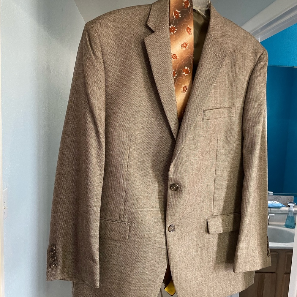 Light tan sports coat size 44R, Pet free home. FREE TIE with coat